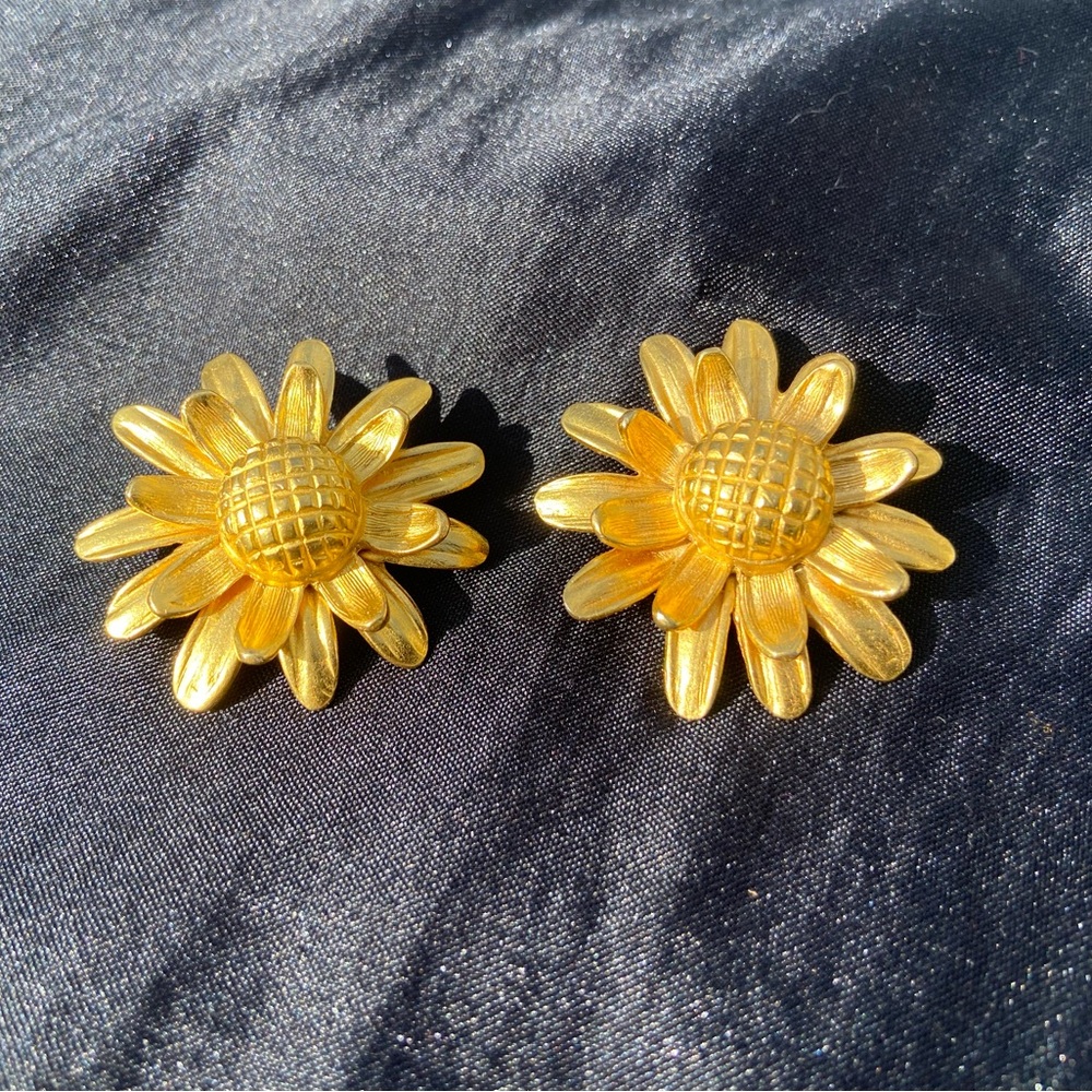 Vintage 1980s Gold Tone Sunflower Clip-On Earrings